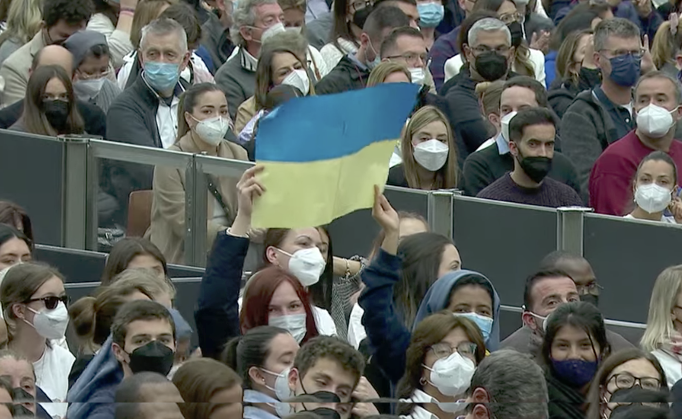 Les couleurs de l'Ukraine à l'audience du 13 avril 2022 © capture de Zenit / Vatican Media
