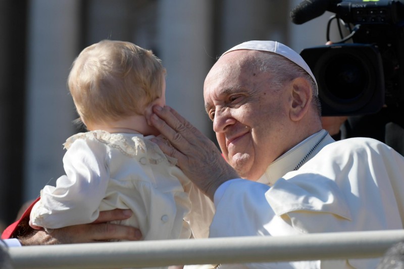 Pape et bébé, 18 mai 2022 © Vatican Media