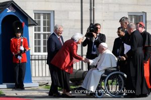 Mme Mary Simon accueille le pape François (c) Vatican Media
