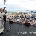 Rencontre avec des jeunes et des personnes âgées sur la place de l'école primaire Nakasuk (Canada) © Vatican Media