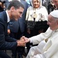 Justin Trudeau accueille le pape François à son arrivée au Canada. Photo : Vatican Media