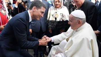 Justin Trudeau accueille le pape François à son arrivée au Canada. Photo : Vatican Media