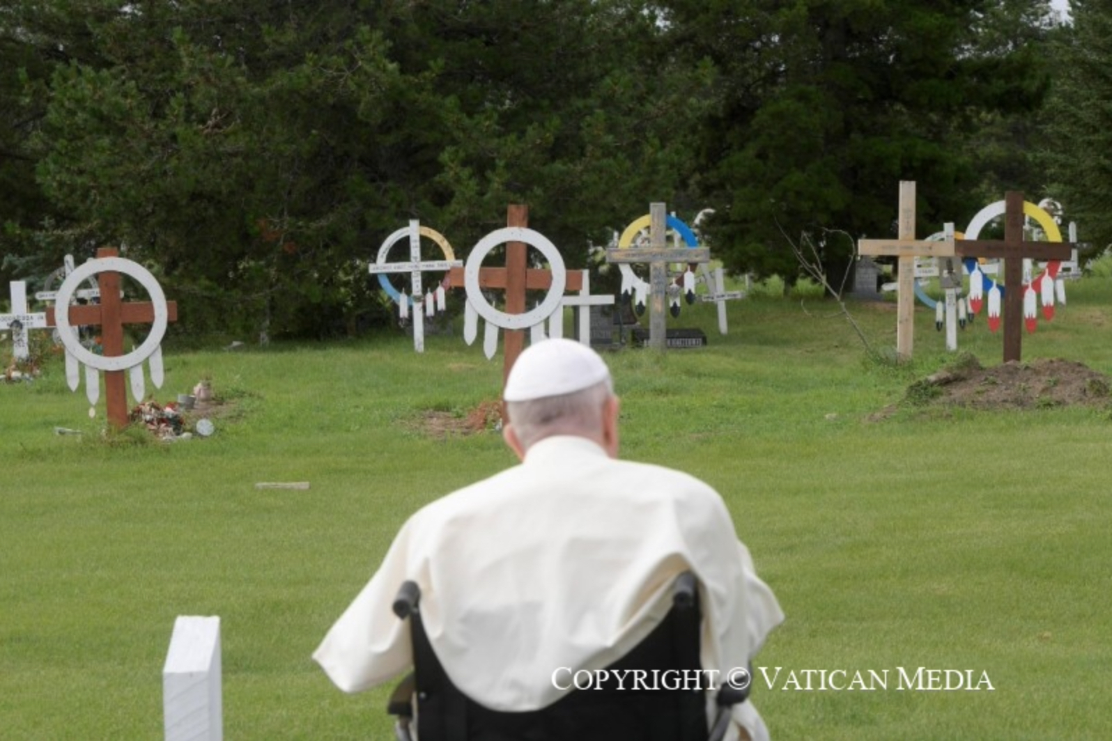 Recueillement au cimetière d’Ermineskin (Canada) © Vatican Media