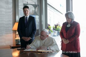 Le pape François avec Justin Trudeau et Mary Simon (c) Vatican Media