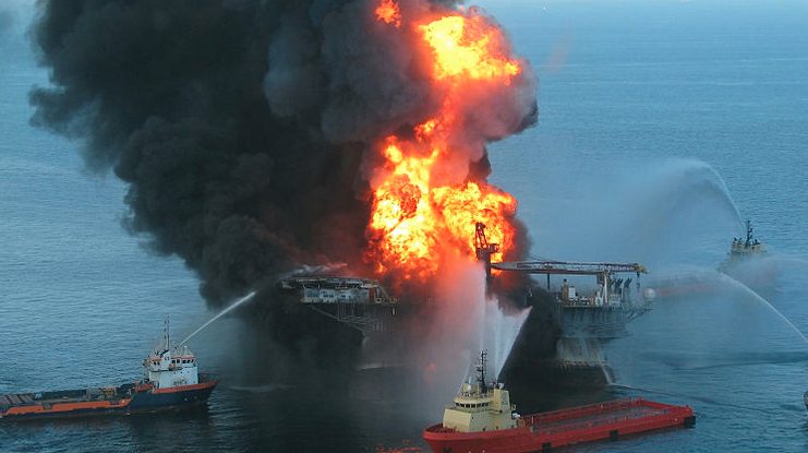 Incendie d'une plateforme pétrolière, Wikimedia DP