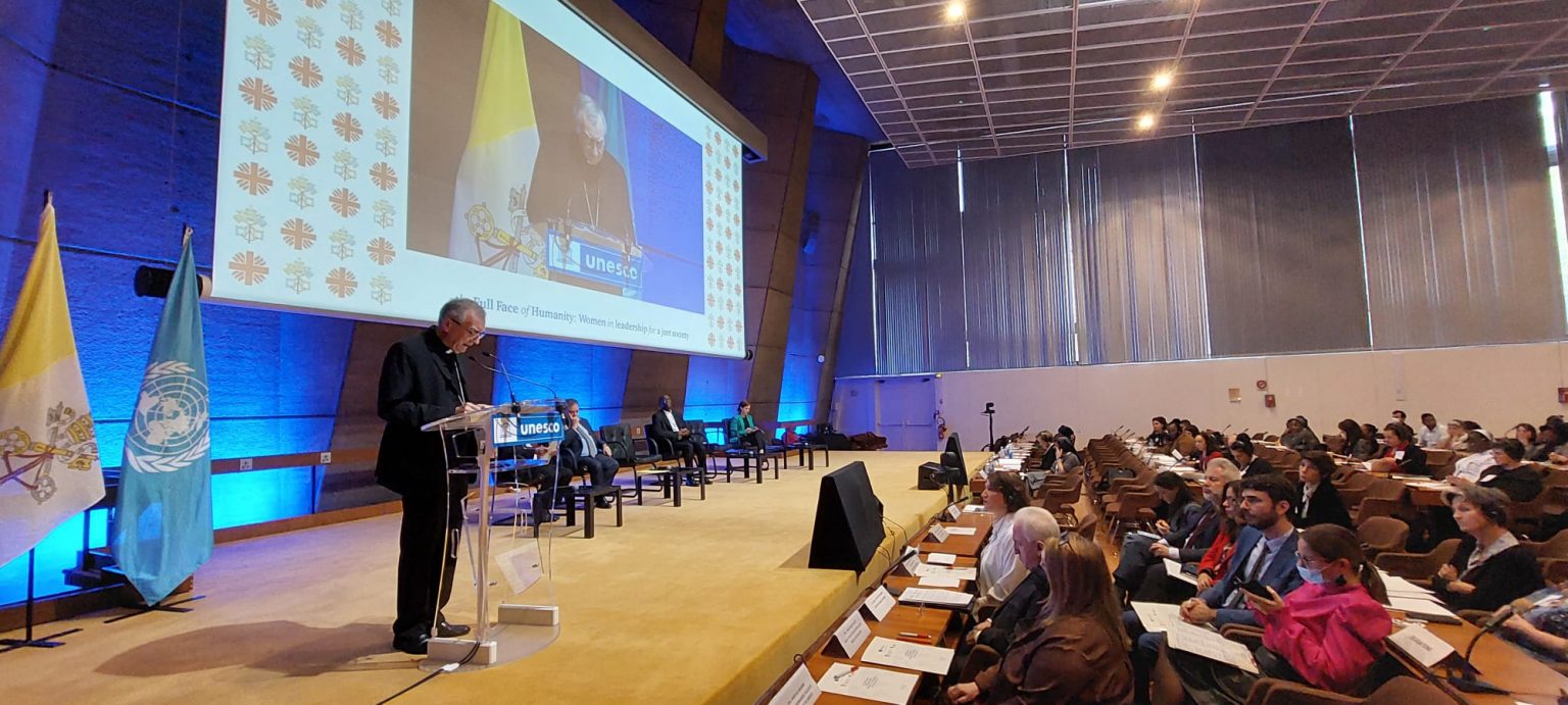 Card. Parolin, Conférence Le visage complet de l’humanité : le leadership des femmes pour une société juste, photo : Facebook Caritas