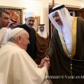 Pape François devant les membres du « Muslim Council of Elders », rencontrés lors de son voyage apostolique au Royaume de Bahreïn du 3 au 6 novembre derniers © Vatican Media