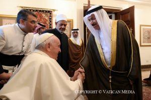 Pape François devant les membres du « Muslim Council of Elders », rencontrés lors de son voyage apostolique au Royaume de Bahreïn du 3 au 6 novembre derniers © Vatican Media
