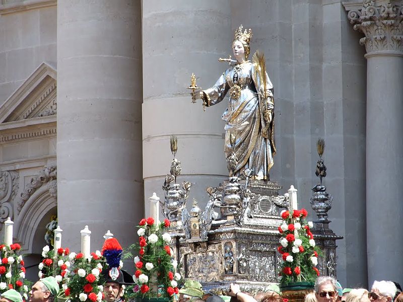 Statue de sainte Lucie pendant la fête de la sainte patronne de Syracuse WikiCommons © Source : www.panoramio.com, Auteur : Salvo Cannizzaro