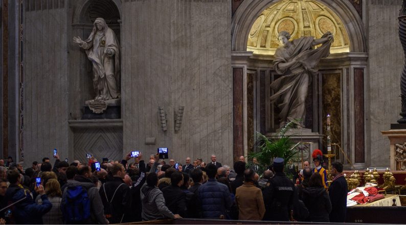 File d'attente pour honorer le corps de Benoît XVI dans la basilique Saint-Pierre. Photo : Vatican Media