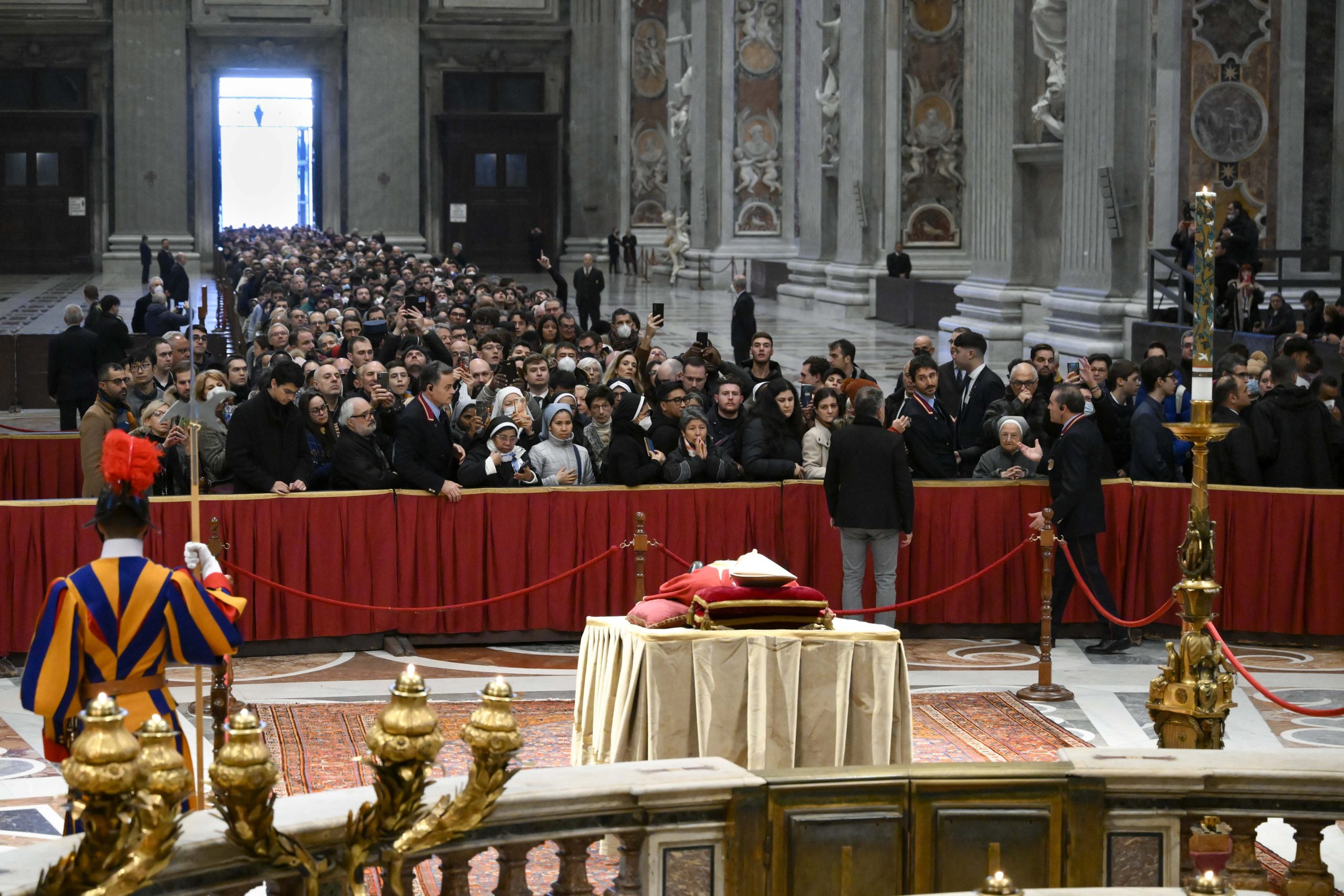File pour voir le corps de Benoît XVI dans la basilique Saint-Pierre © Vatican Media