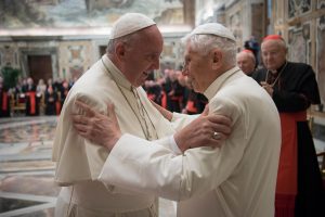 Pape François et pape Benoît XVI © Vatican Media