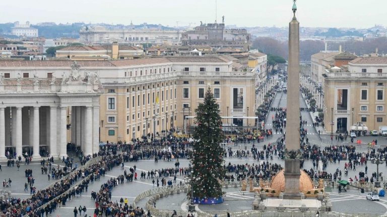 File d'attente pour voir le corps de Benoît XVI dans la basilique Saint-Pierre. Photo : Vatican Media