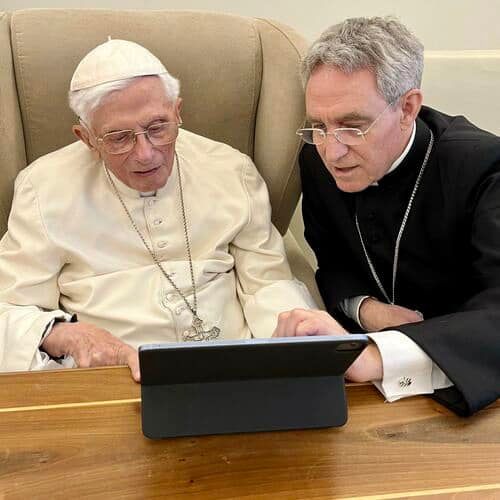 Benoît XVI lisant des messages de félicitations. Photo : Fondation Joseph Ratzinger