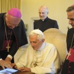 De Benoît XVI à François : le rôle positif des réseaux sociaux dans le changement de perception du pape