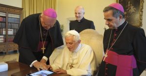 Le pape Benoît XVI utilisant les réseaux sociaux © Vatican Media