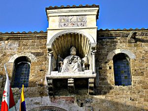 Boniface VIII sur la Chaire de Saint Pierre, façade de la cathédrale d’Agnani, détail.