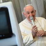 Conférénce de presse du Saint-Père au cours du vol de retour, le 5 février 2023 © Vatican Media