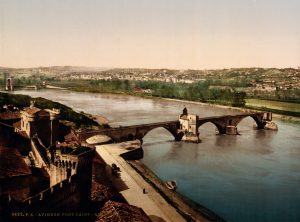 Le pont Saint-Bénezet d’Avignon, inauguré en 1185 comme premier passage depuis la Méditerranée, s’est détérioré à plusieurs reprises à partir du 15e siècles, par crues et guerres.