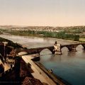 Le pont Saint-Bénezet d’Avignon, inauguré en 1185 comme premier passage depuis la Méditerranée, s’est détérioré à plusieurs reprises à partir du 15e siècles, par crues et guerres.