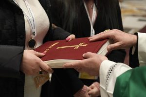 Dimanche de la Parole de Dieu 2021, remise de l'Évangile en Braille © Vatican Media