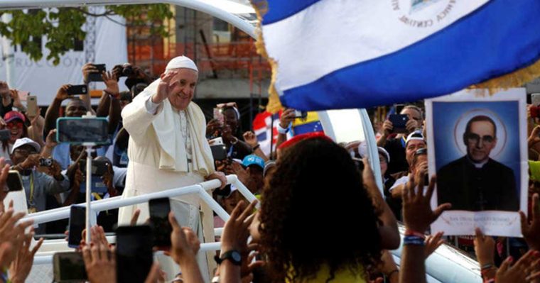 Le pape François avec un drapeau du Nicaragua. Photo: Articulo 66