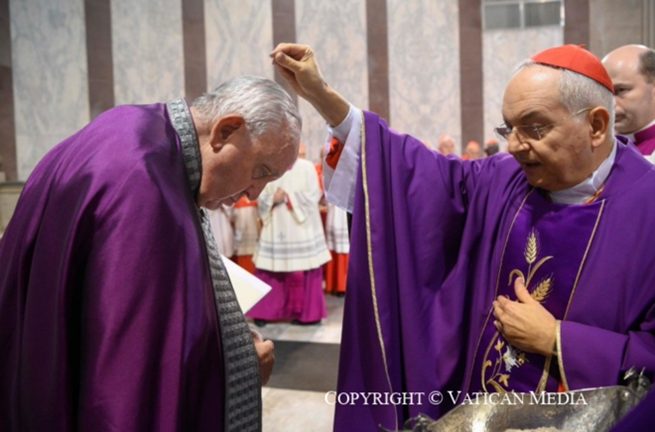 Imposition des cendres au pape François par le cardinal