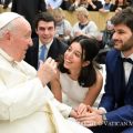 Le pape François, bénissant une couple de jeunes mariés