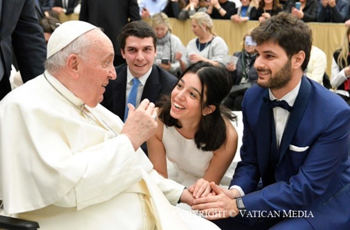 Le pape François, bénissant une couple de jeunes mariés