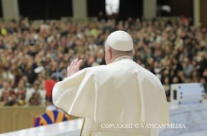 Le pape François salue la foule présente à l’Audience Générale