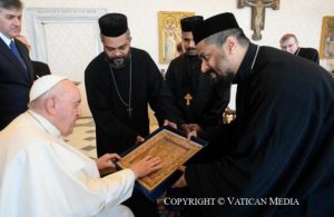 Le pape François reçoit un cadeau de représentants des Églises orthodoxes orientales