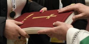 Dimanche de la Parole de Dieu 2021, remise de l'Évangile en Braille © Vatican Media