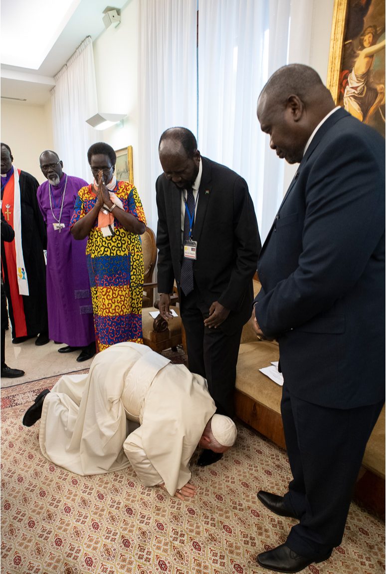 Le pape à genoux devant les leaders du Soudan du Sud en 2019 © Vatican Media