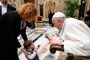 Le pape béni le plus jeune participant à l’Audience