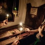 Orthodoxe Russe Dans Le Monastère Des Grottes De Kiev. Photo : Nouvelles De Voyage