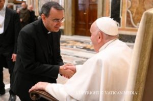 Le pape salue un participant de l’Académie Alphonsienne