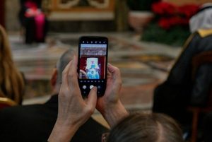 Photo du pape François avec téléphone portable © Vatican Media