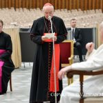 Le cardinal Mauro Piacenza, s’adressant au Saint-Père