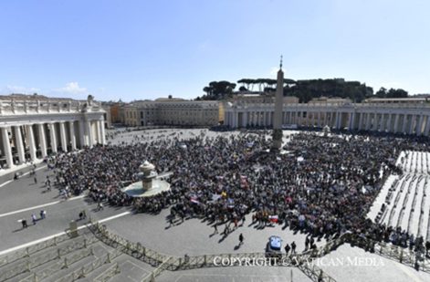 La foule rassemblée place Saint-Pierre lors de l’angelus du 12 mars