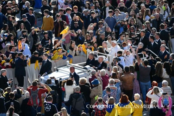 Le pape retrouve la foule sur la Place Saint-Pierre pour l’audience générale