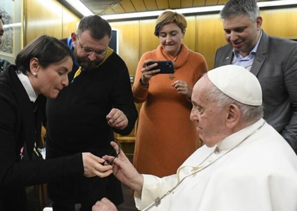 Natalya Yemchenko offre au pape une bague en acier « Azovsta ».