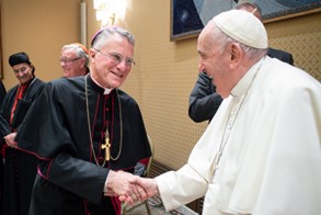 L'archevêque Timothy Broglio avec le pape François. Photo: Vatican Media via ACN