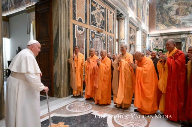 Rencontre avec des moines bouddhistes, ce jeudi matin 16 mars 2023, au Palais apostolique du Vatican