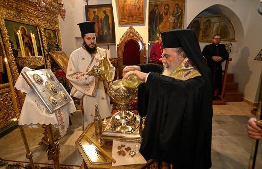 Le patriarche Théophile III prépare la consécration de l'huile chrismale. Photo : Patriarcat orthodoxe grec de Jérusalem