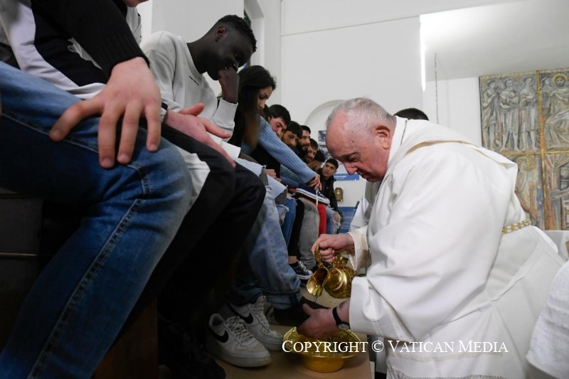 Lavement des pieds de 12 jeunes détenus © Vatican Media