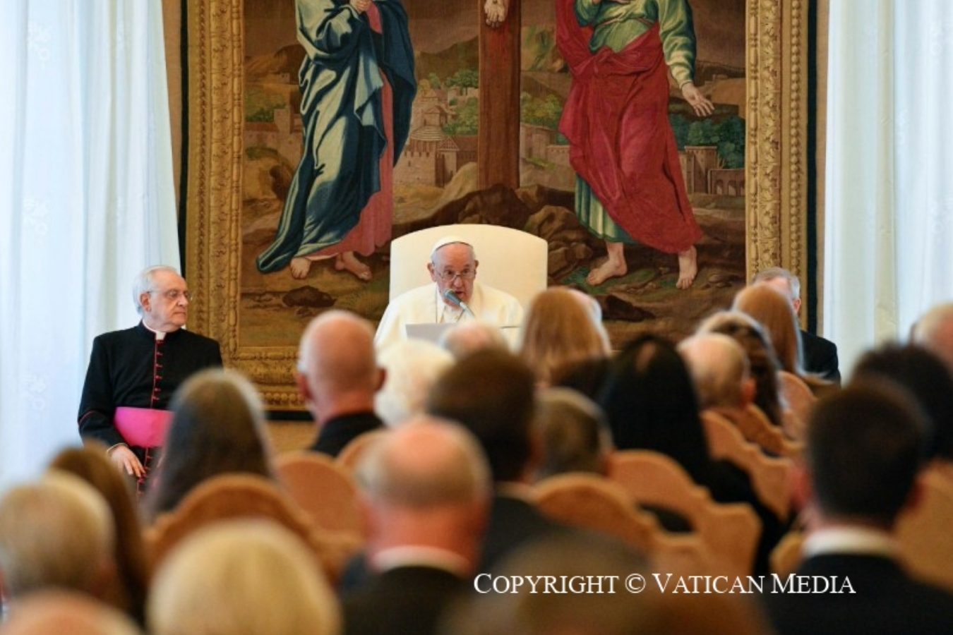 Le pape s’adressant aux membres de la Fondation pontificale