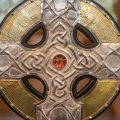 Croix de procession utilisée pour le couronnement du roi Charles III © Église du Pays de Galles ; Dave Custance