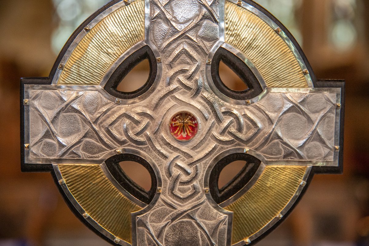 Croix de procession utilisée pour le couronnement du roi Charles III © Église du Pays de Galles ; Dave Custance