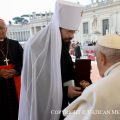 Le Métropolite Antoine salue le pape lors de l’audience générale