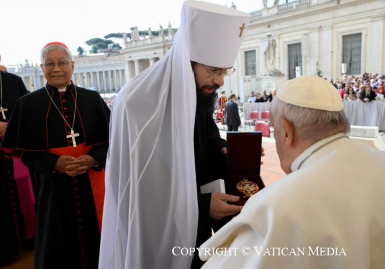 Le Métropolite Antoine salue le pape lors de l’audience générale